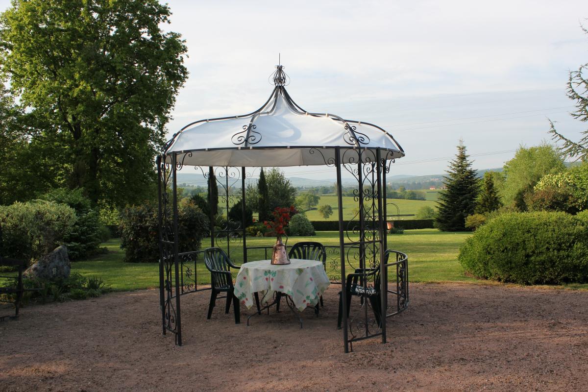 La gloriette du jardin, pour les petits-dejeuners estivaux