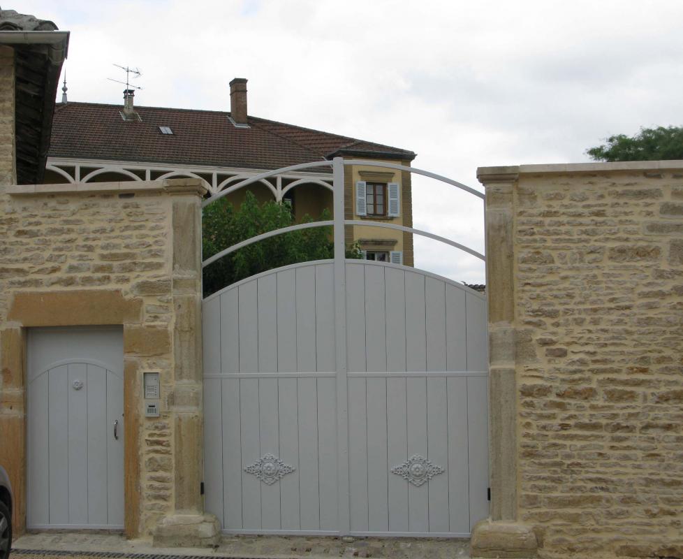 vue du jardin depuis la cour, avec la bibiloth&egrave;que en hiver 2009
