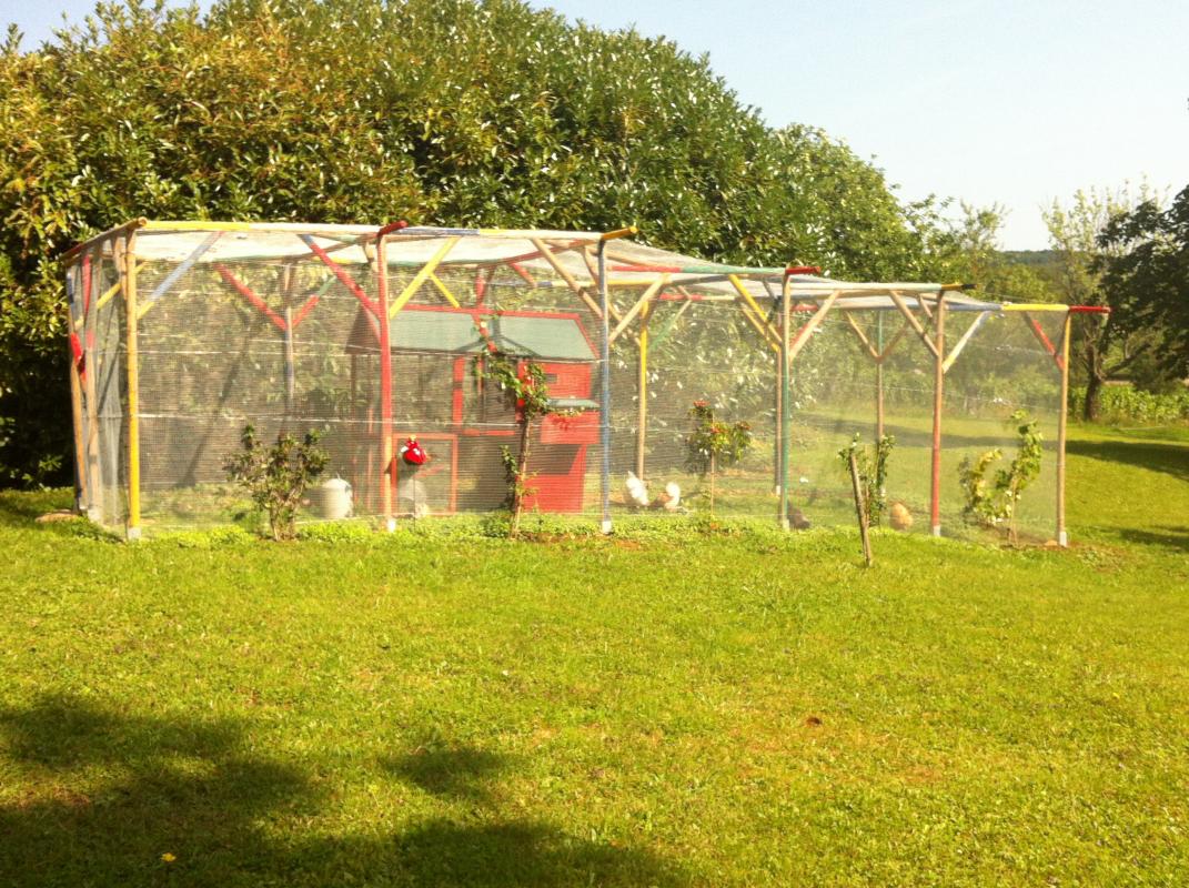 D&eacute;pendances en face du g&icirc;te, o&ugrave; se trouve la biblioth&egrave;que (2000 livres), ouverte sur le jardin