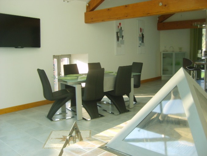 Espace repas avec TV