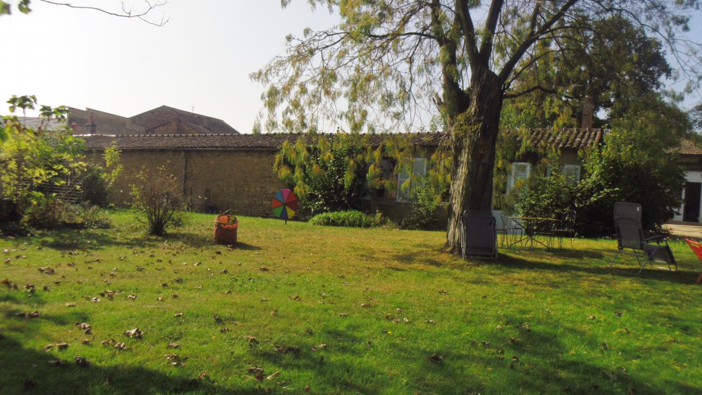 Porte vitr&eacute;e du salon ouvrant sur la cour