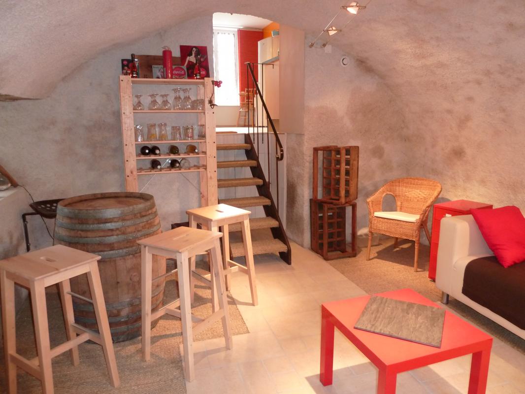 Coin bar dans une jolie pi&egrave;ce vo&ucirc;t&eacute;e