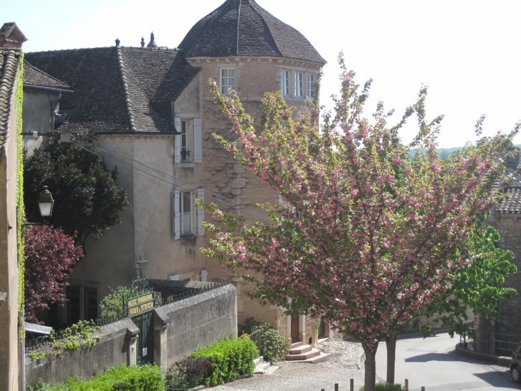 Entr&eacute;e de la maison d'h&ocirc;tes, c&ocirc;t&eacute; place de l'abbaye