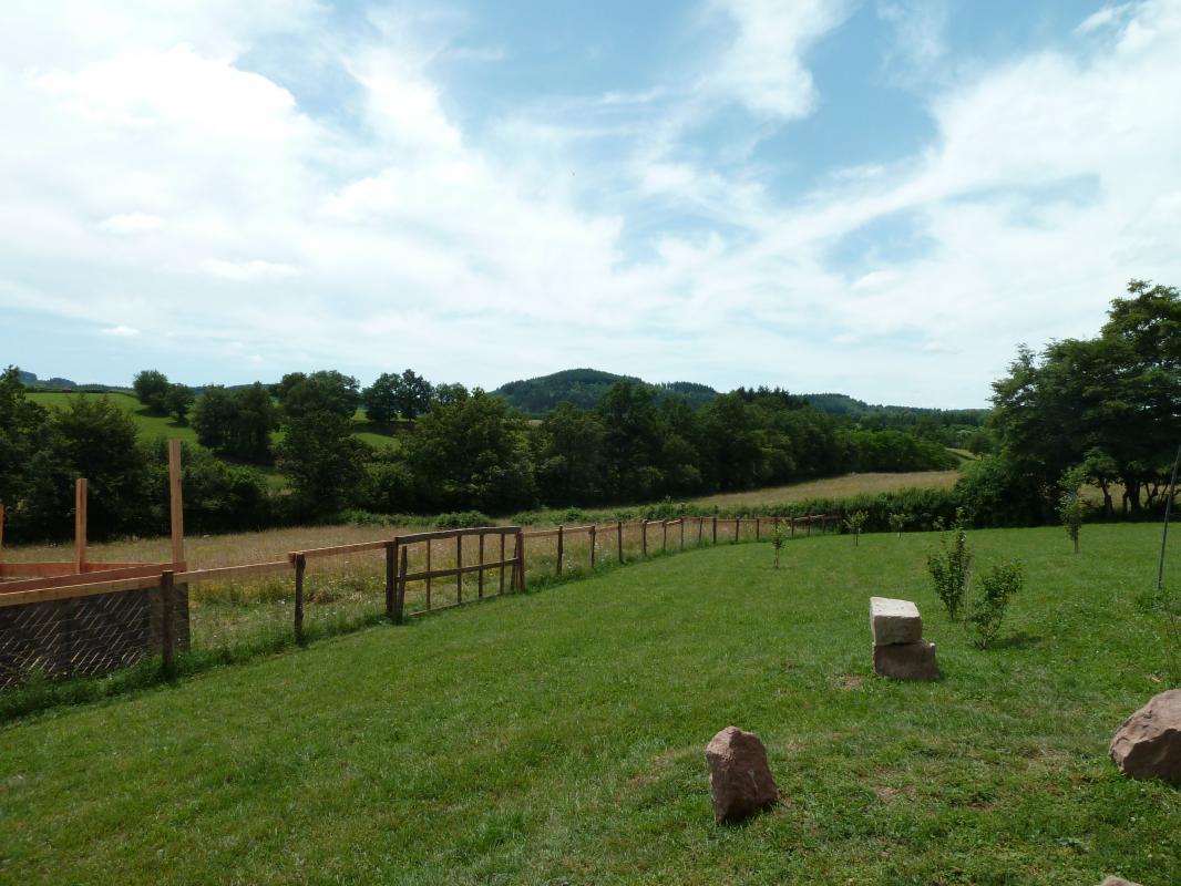 Le jardin est enti&egrave;rement clos, avec une vue d&eacute;gag&eacute;e sur la campagne environnante