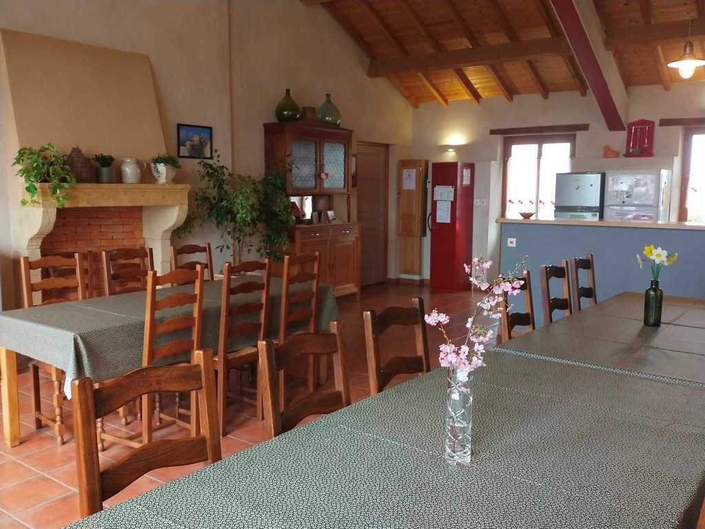 Salon avec acc&egrave;s &agrave; la chambre carotte