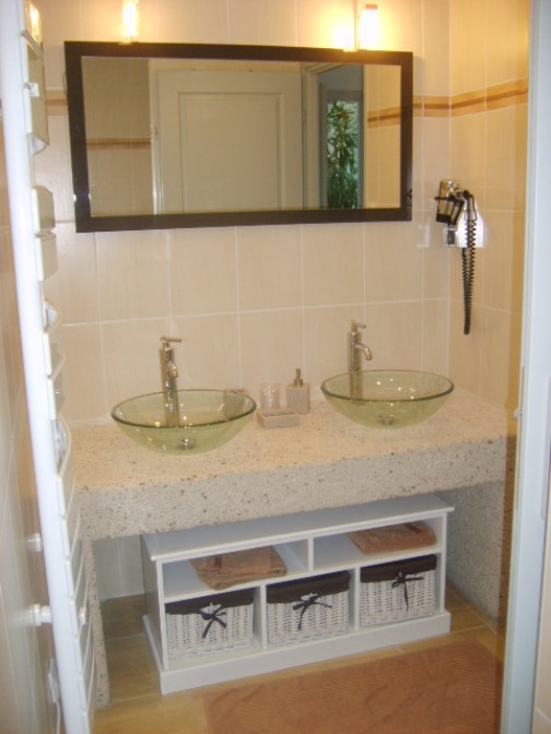 Salle de douche du rez-de-chauss&eacute;e