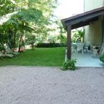 Jardin privatif en contrebas.