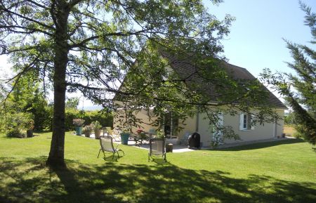 G&icirc;te n&deg;1783 Demigny - Sa&ocirc;ne-et-Loire - Le gazon ombrag&eacute; en &eacute;t&eacute;